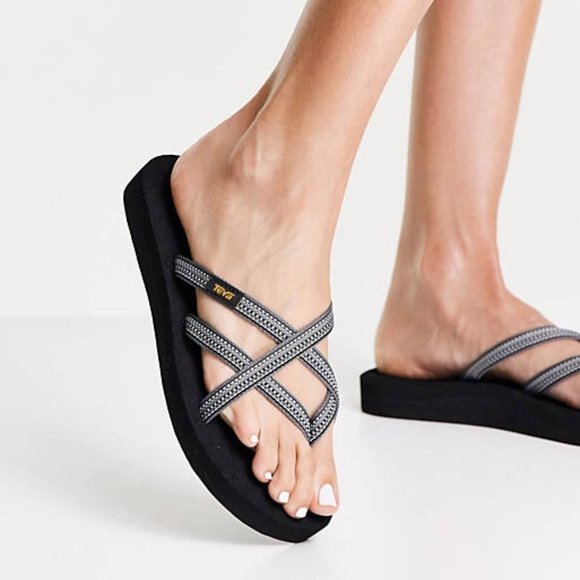 Teva Olowahu Strappy Patterned Green/Cream Summer Vacation Beach Casual Sandals - Picture 2 of 15